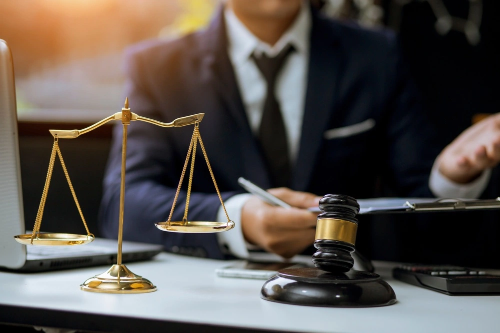 An illustration showing the importance of hiring a criminal defense attorney.